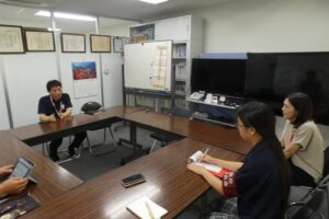事務局でお話をうかがう